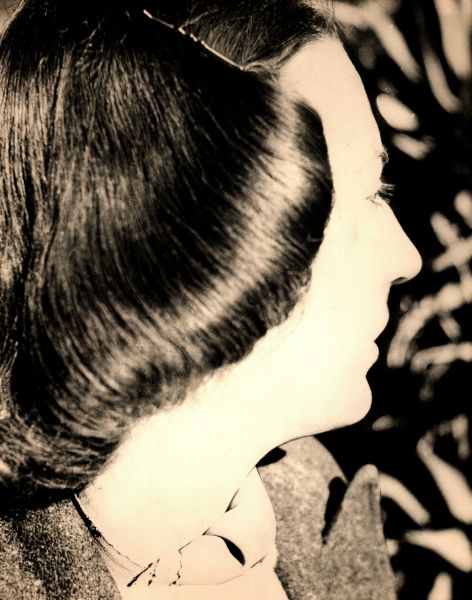 File:Woman in side view.jpg